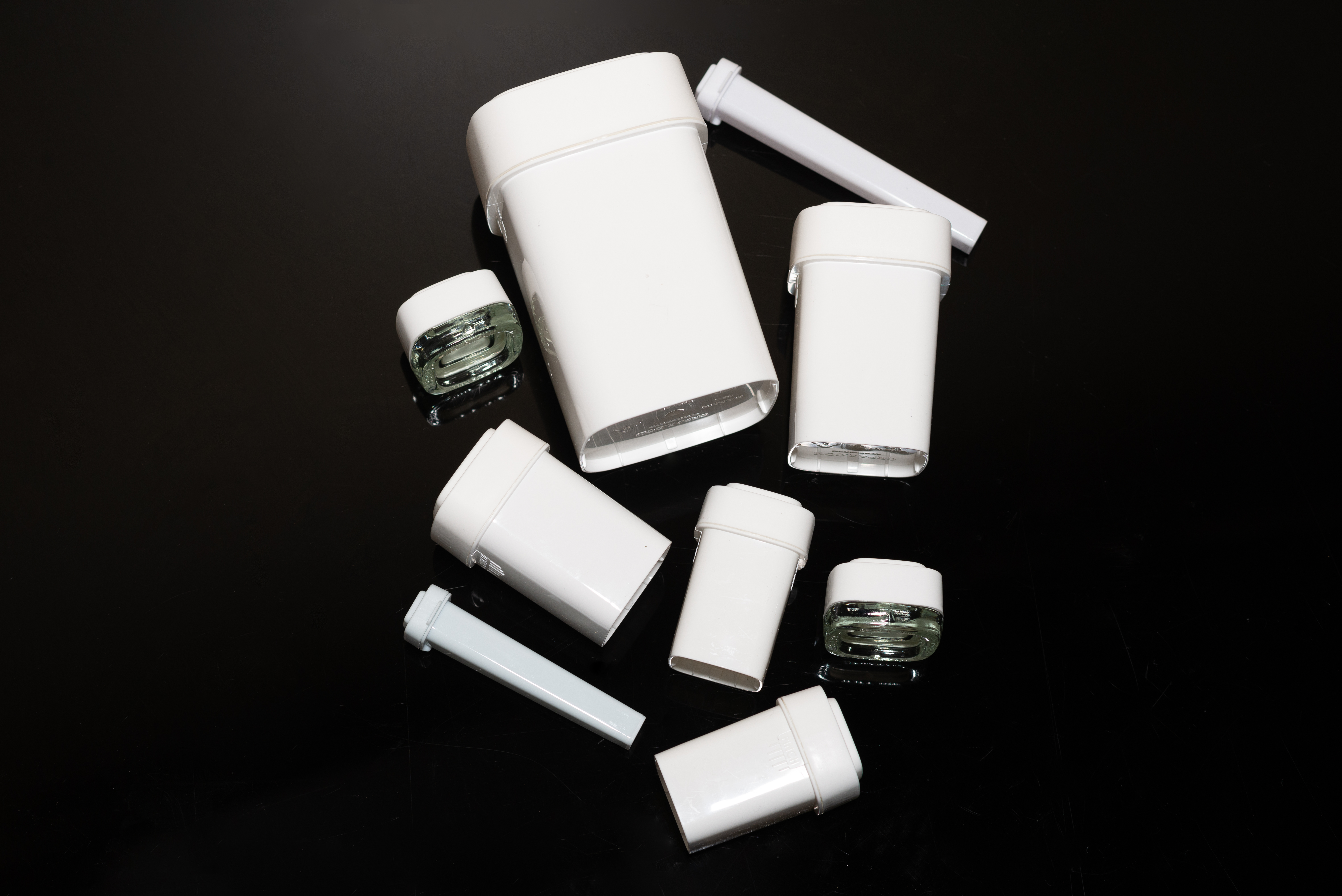 Calyx Dram white containers